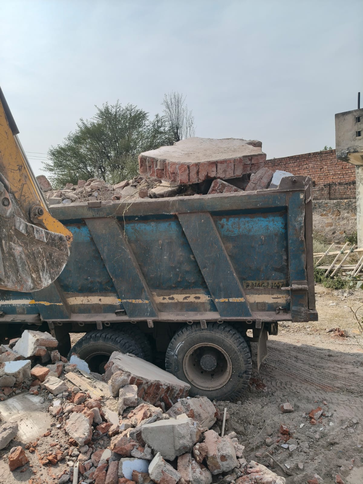 कार्यस्थल पर ईंट और कंक्रीट का मलबा भरा हुआ डम्पर